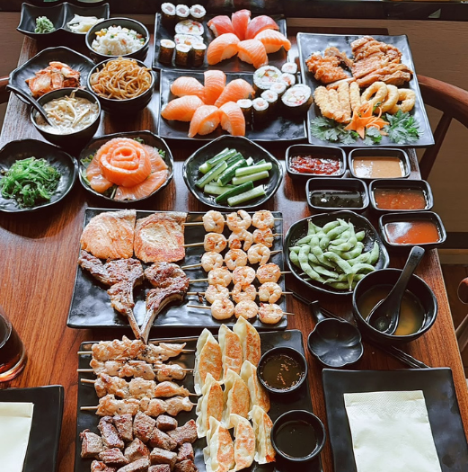 Über 100 Gerichte aus Sushi, Teppangrill, Wok, Suppen, Salaten und Desserts.